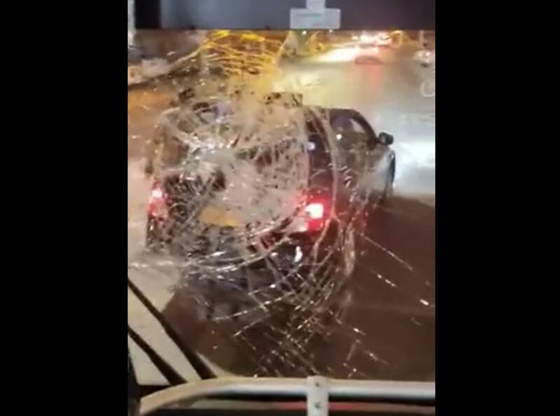 El sujeto rompió los vidrios de la máquina tras lanzar varias veces un trozo de concreto. Foto: Captura de video.