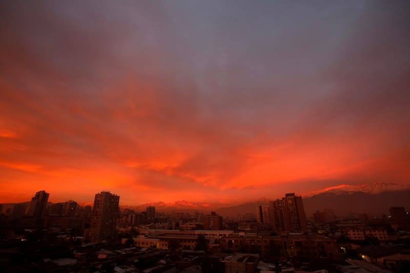 La ciudad ofrece varios puntos para observar como el sol se oculta durante la tarde en un panorama imperdible. Créditos: Jonnathan Oyarzun/Aton Chile.