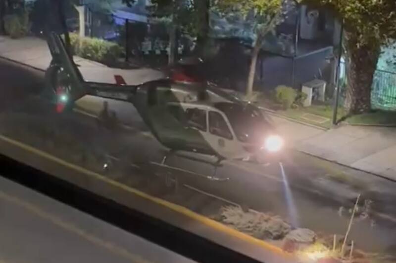 Los uniformados descendieron de la aeronave para prestar auxilio a sus compañeros en un accidente de tránsito.