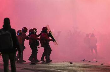 VIDEO | No solo pasa en Chile: hinchas del Athletic de Bilbao se enfrentaron a la policía en la Copa del Rey