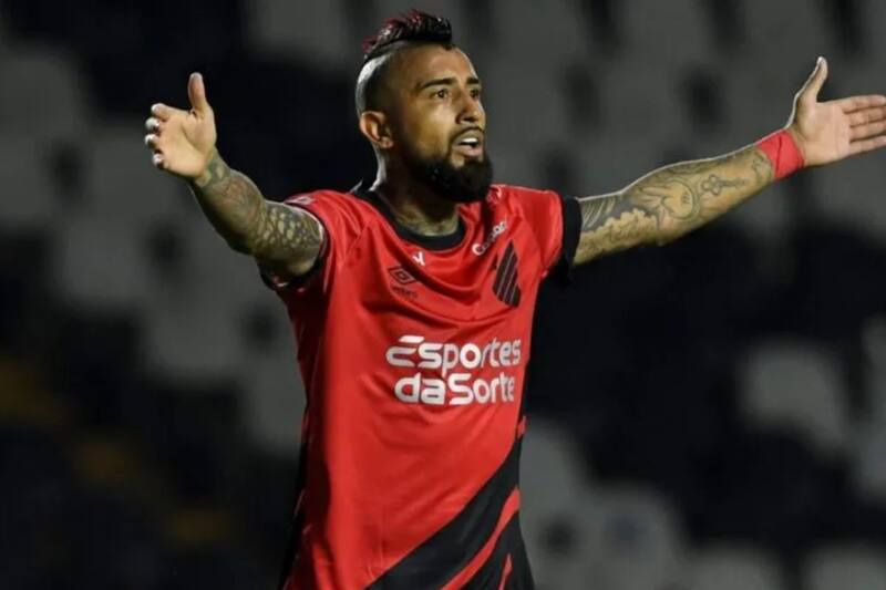 Arturo Vidal durante un partido con la camiseta del Furacao.