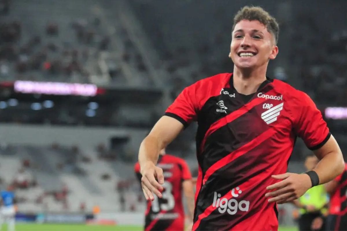 Luciano Arriagada tendrá a dos "9" delante de él en el Paranaense