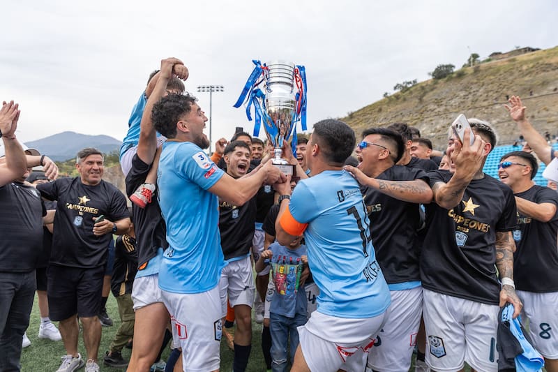 Jugadores de Atlético Oriente alzan la copa tras ser campeones de la Zona Norte en la Tercera División B en el Estadio Municipal Lo Barnechea. Foto: Felipe Escobedo