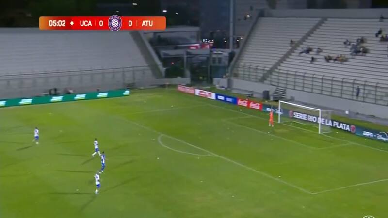 La UC comenzó con el pie izquierdo ante Atlético Tucumán: ¡gol de mitad de cancha del Pulga Rodríguez!