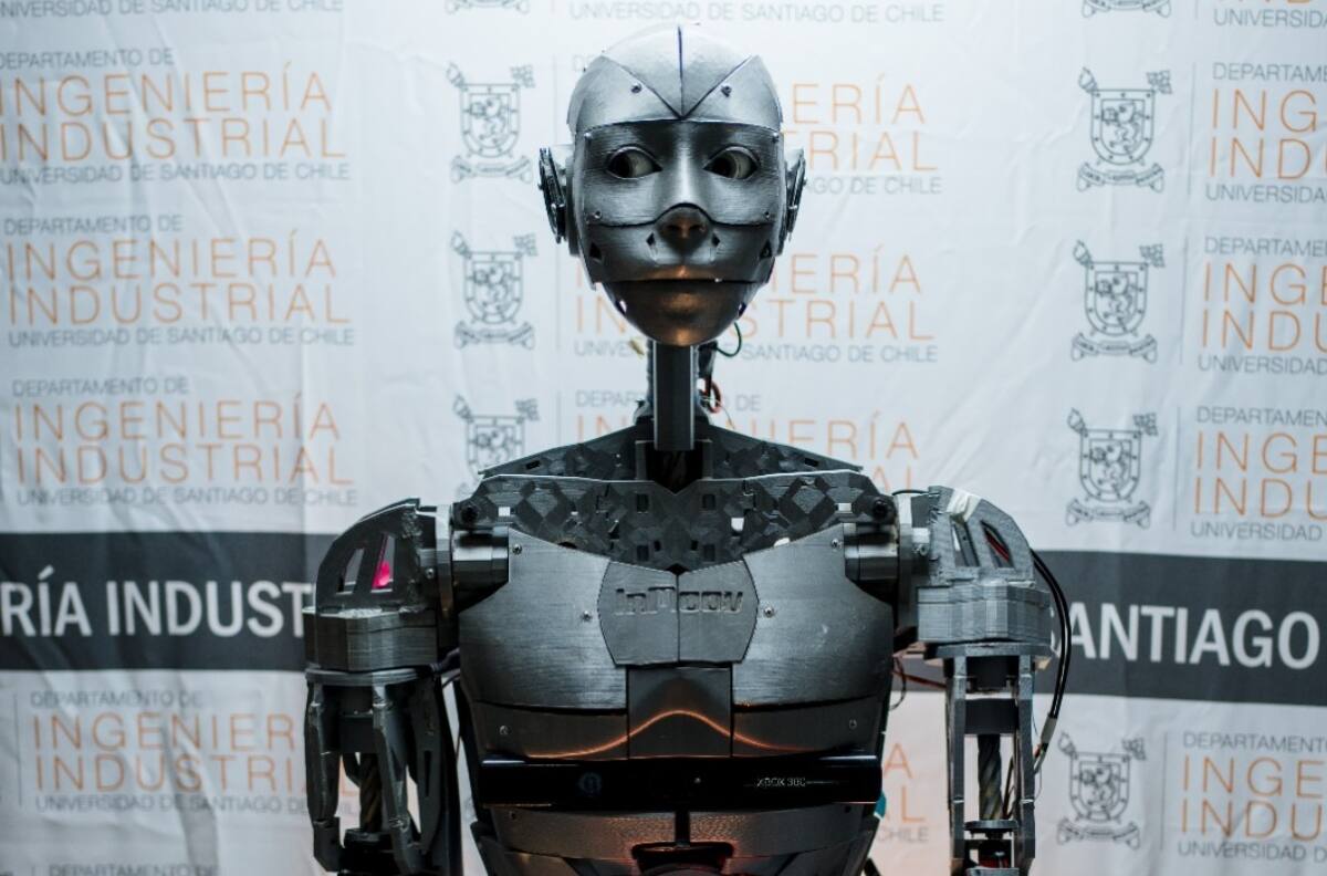 Conoce a ATOM, el robot humanoide que fue creado por estudiantes chilenos