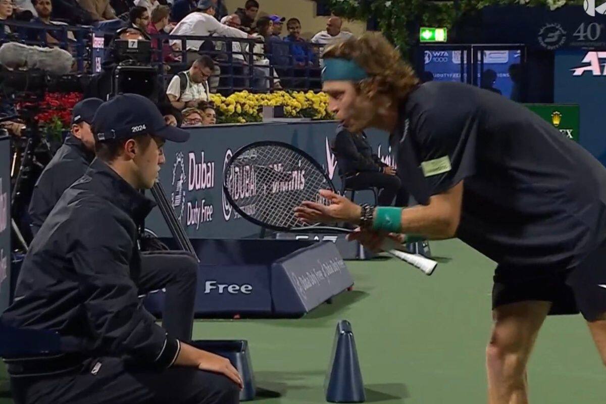 El momento de furia del ruso Andrey Rublev contra un juez de línea.