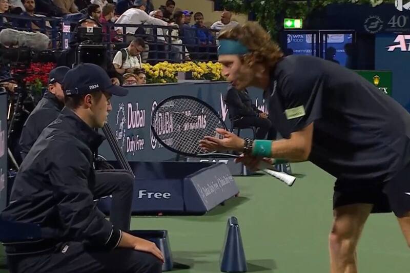 El momento de furia del ruso Andrey Rublev contra un juez de línea.