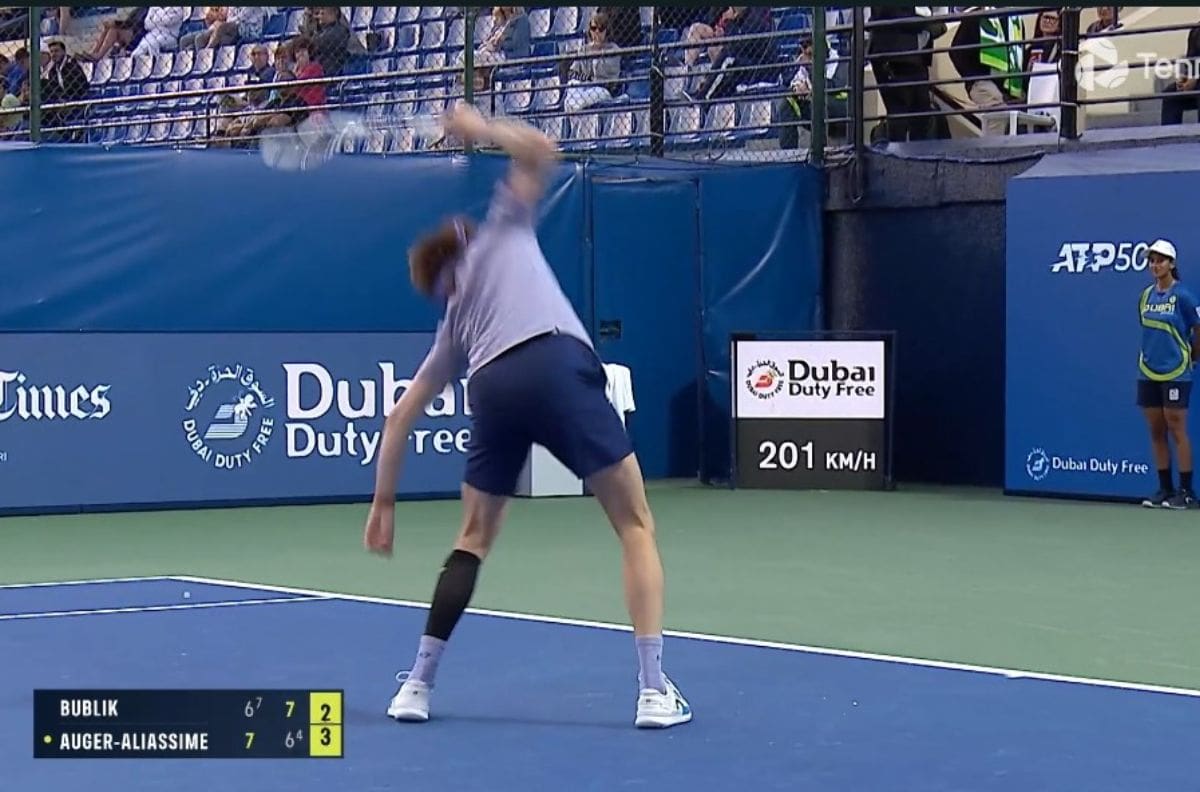 Partido caliente en el ATP 500 de Dubái: pasapelotas se metió en pleno punto y se desató el pandemonio