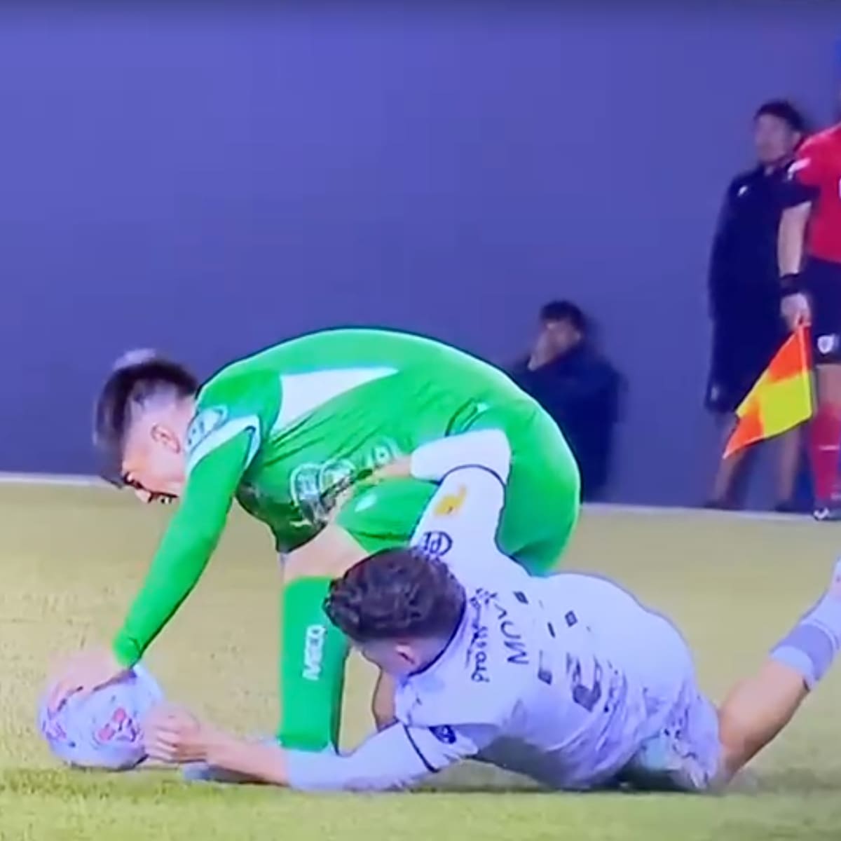 VIDEO | Jugador de Audax Italiano sufrió grave lesión y tuvo que salir en ambulancia en La Florida