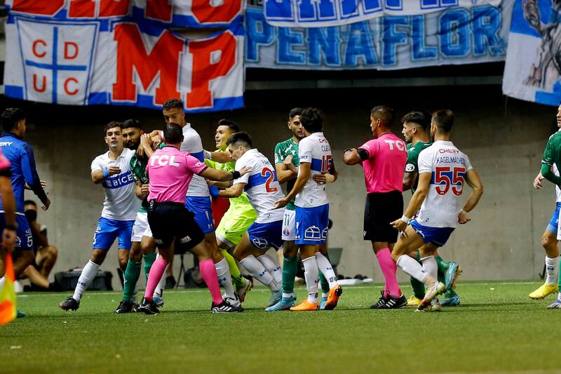 El encuentro entre audinos y "Cruzados" terminó con cuatro expulsados. Foto: Agencia Aton.