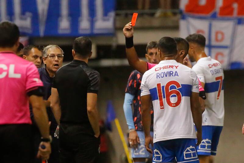 Universidad Católica el equipo con más expulsiones del rival.
Marcelo Hernandez/Photosport