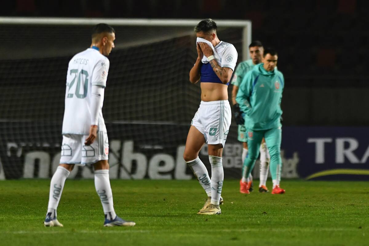 Los jugadores de Universidad de Chile se lamentan luego de la derrota contra Audax Italiano. Foto. Agencia Aton.