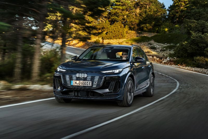 El Audi Q6 e-tron debutó en Chile, con tres versiones y autonomías de hasta 640 km.