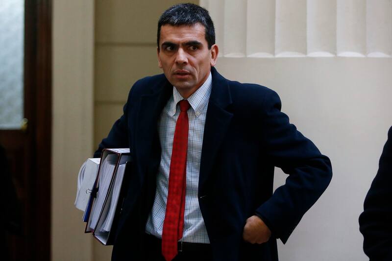 Santiago, 19 de mayo de 2017
El fiscal Carlos Gajardo llega a la Corte de Apelaciones de Santiago para la audiencia donde se define el desafuero del diputado Felipe de Mussy, por su participacion en el Caso Penta.
Paul Plaza/Aton Chile