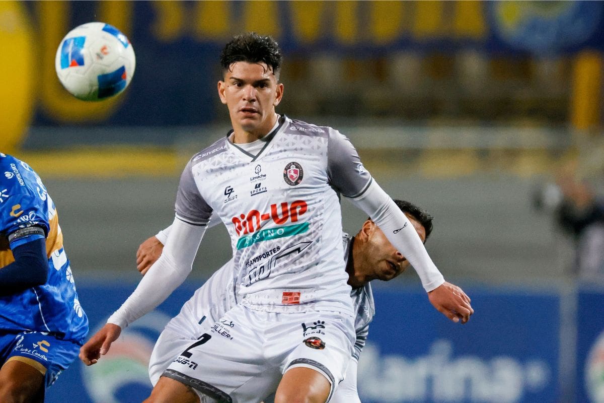 El zaguero argentino de Deportes Limache conversó con En Cancha sobre lo que se ha encontrado en el fútbol chileno. Foto: Agencia Aton.