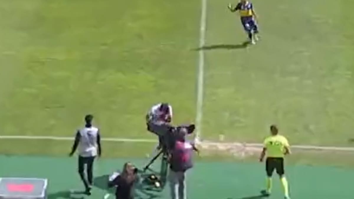 VIDEO | Así fue el brutal golpe de Augusto Barrios contra una cámara de TNT Sports