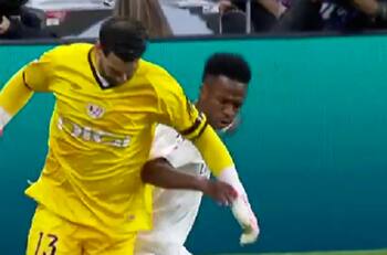 Ex arquero del fútbol chileno fue titular en España y se hizo viral con esta jugada contra Vinícius Jr