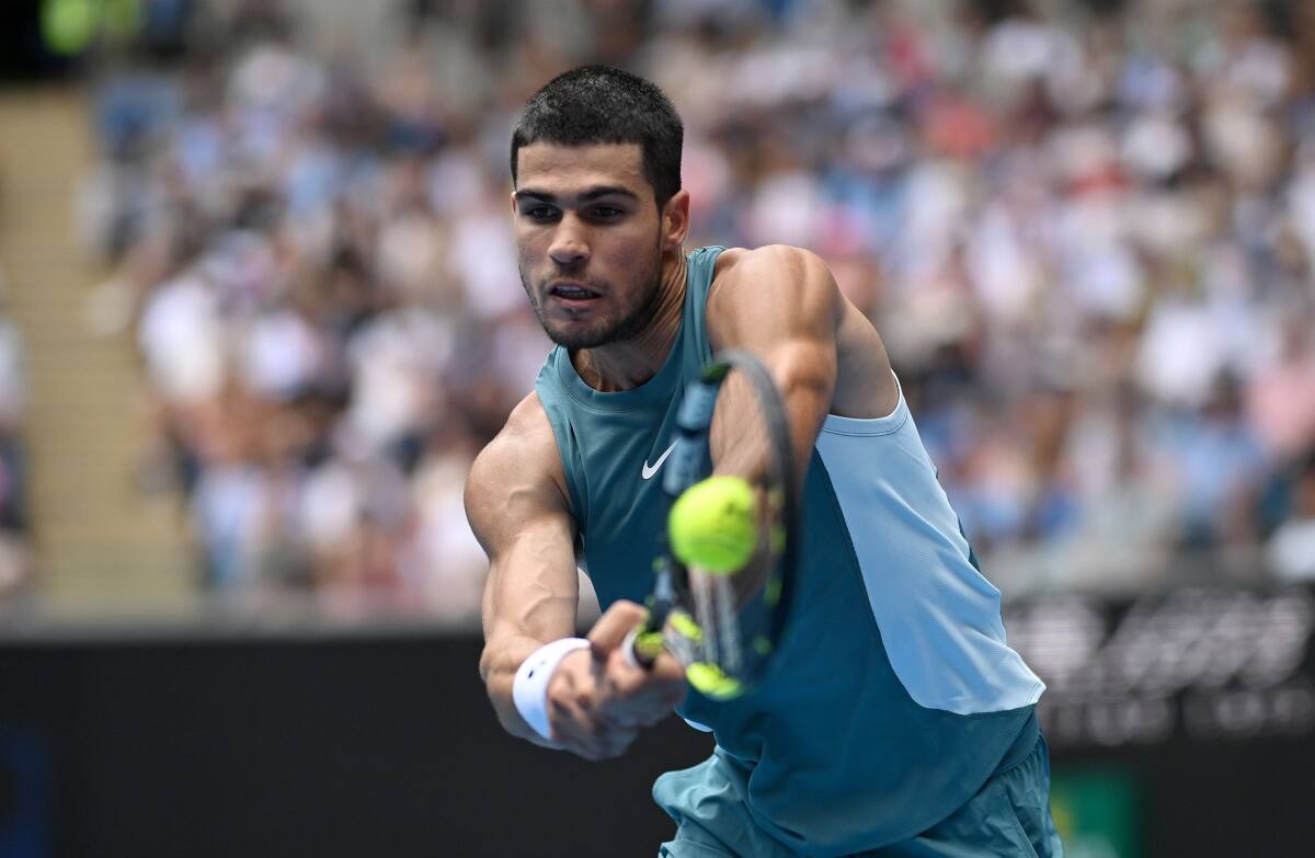 Carlos Alcaraz está a un partido de enfrentarse con Novak Djokovic en cuartos de final. EFE