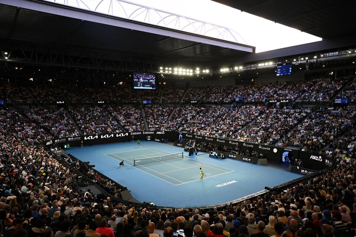 El juez de silla de la final entre Carlos Alcaraz y Novak Djokovic protagonizó un divertido momento tras su advertencia al público. Foto: Agencia EFE