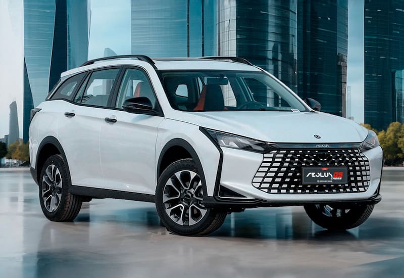 La animadora se luce con un Dongfeng.