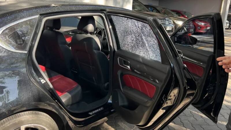 Recibió una piedra en la ventana.