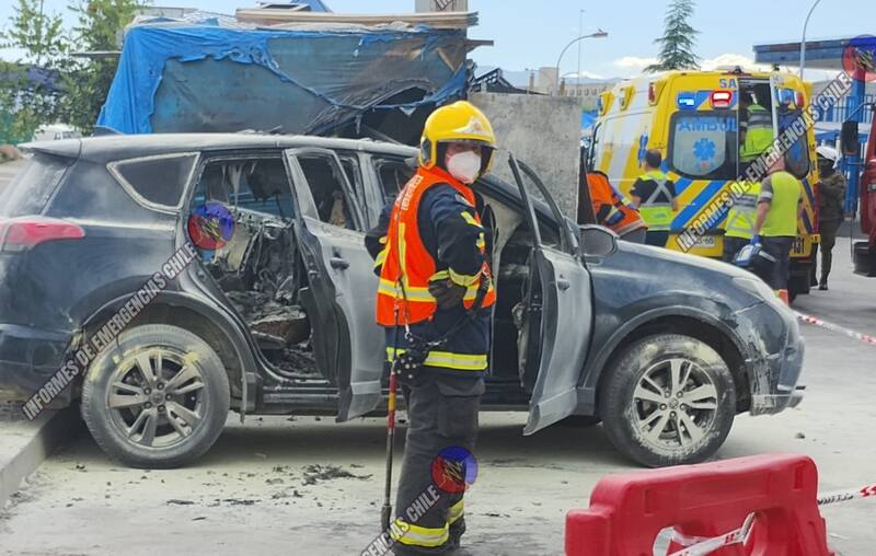 Auto incendiado en Centro de Detención Preventiva Santiago 1. Créditos: @fdo2000