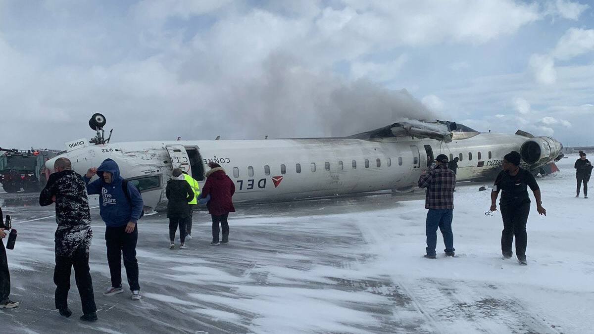 VIDEO | Completamente volteado: así quedó un avión en Canadá con 80 pasajeros