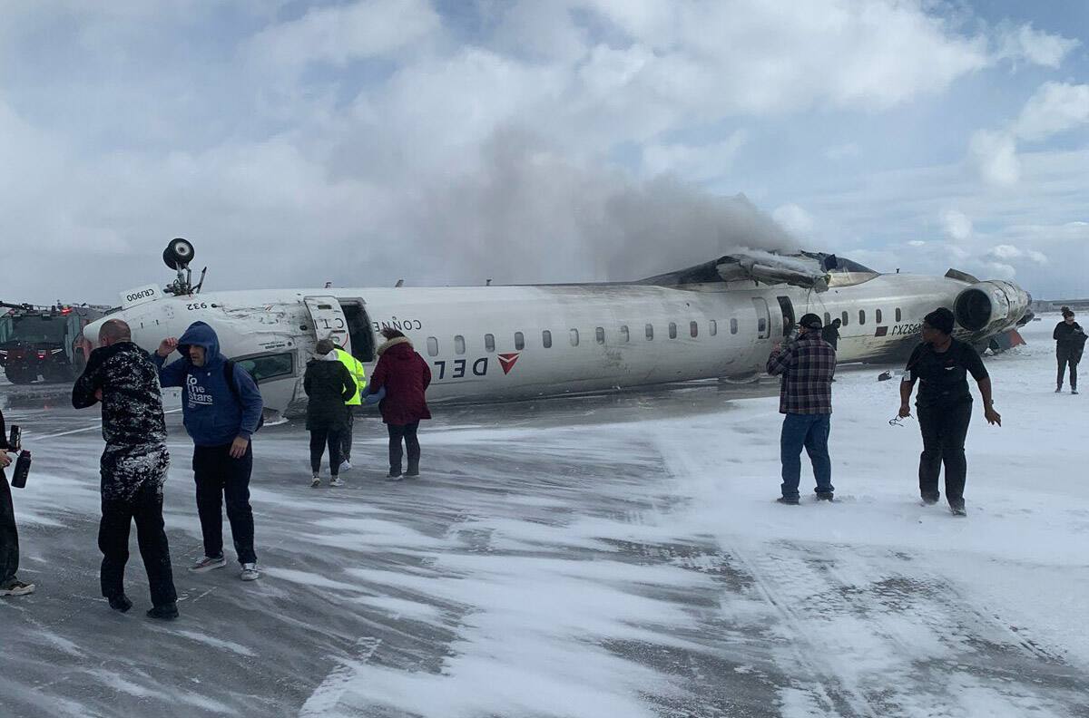 VIDEO | Completamente volteado: así quedó un avión en Canadá con 80 pasajeros