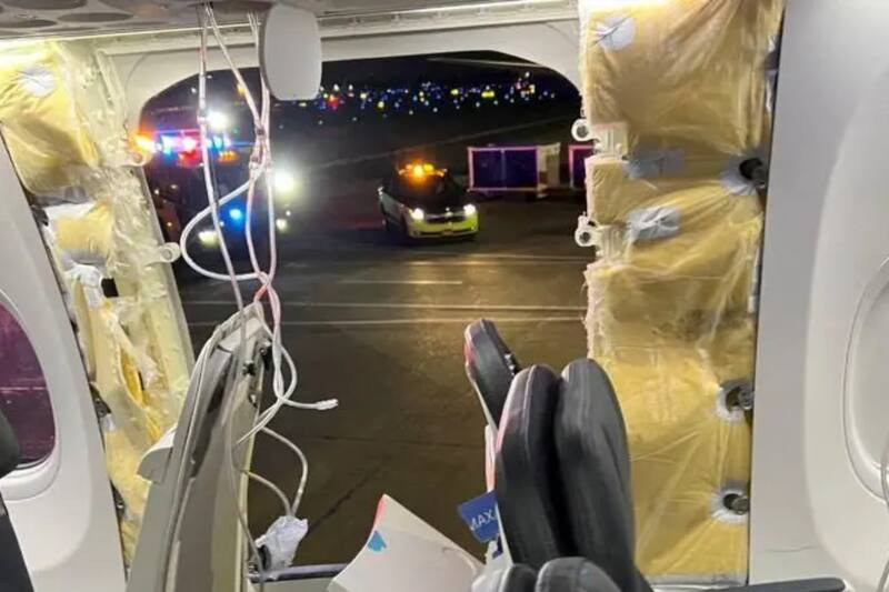 Así lucía el avión al llegar al aeropuerto tras el aterrizaje de emergencia.