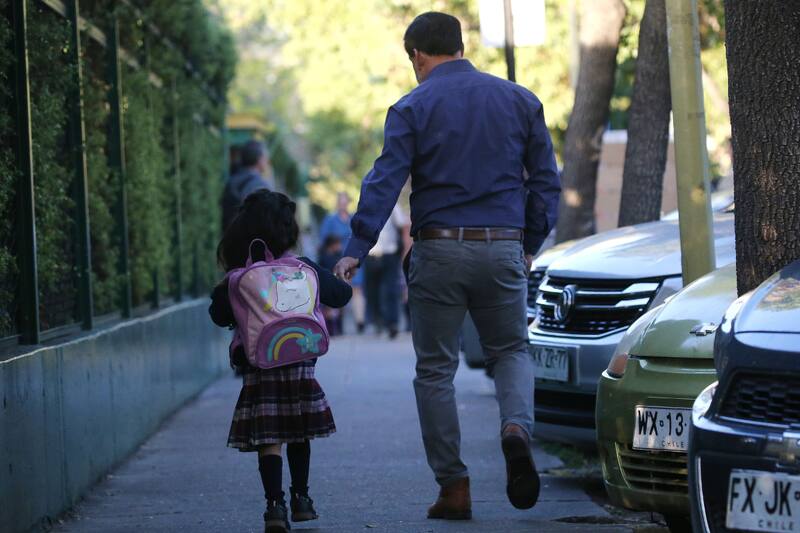 Regiones en estado de alerta se verán afectadas por modificaciones en sus clases escolares.