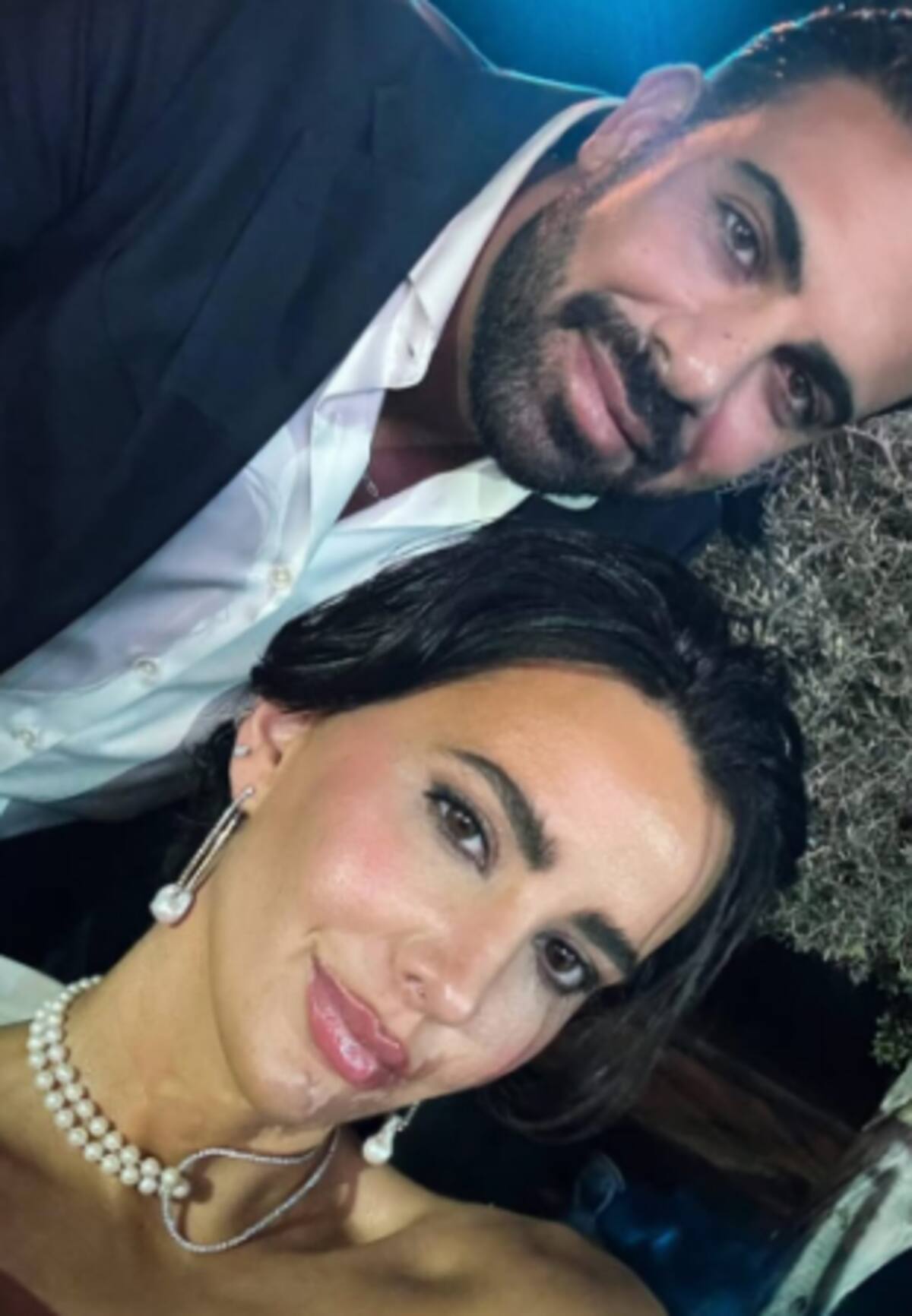 subió a sus historias una foto donde está acompañado de un hombre llamado Ali Awada.