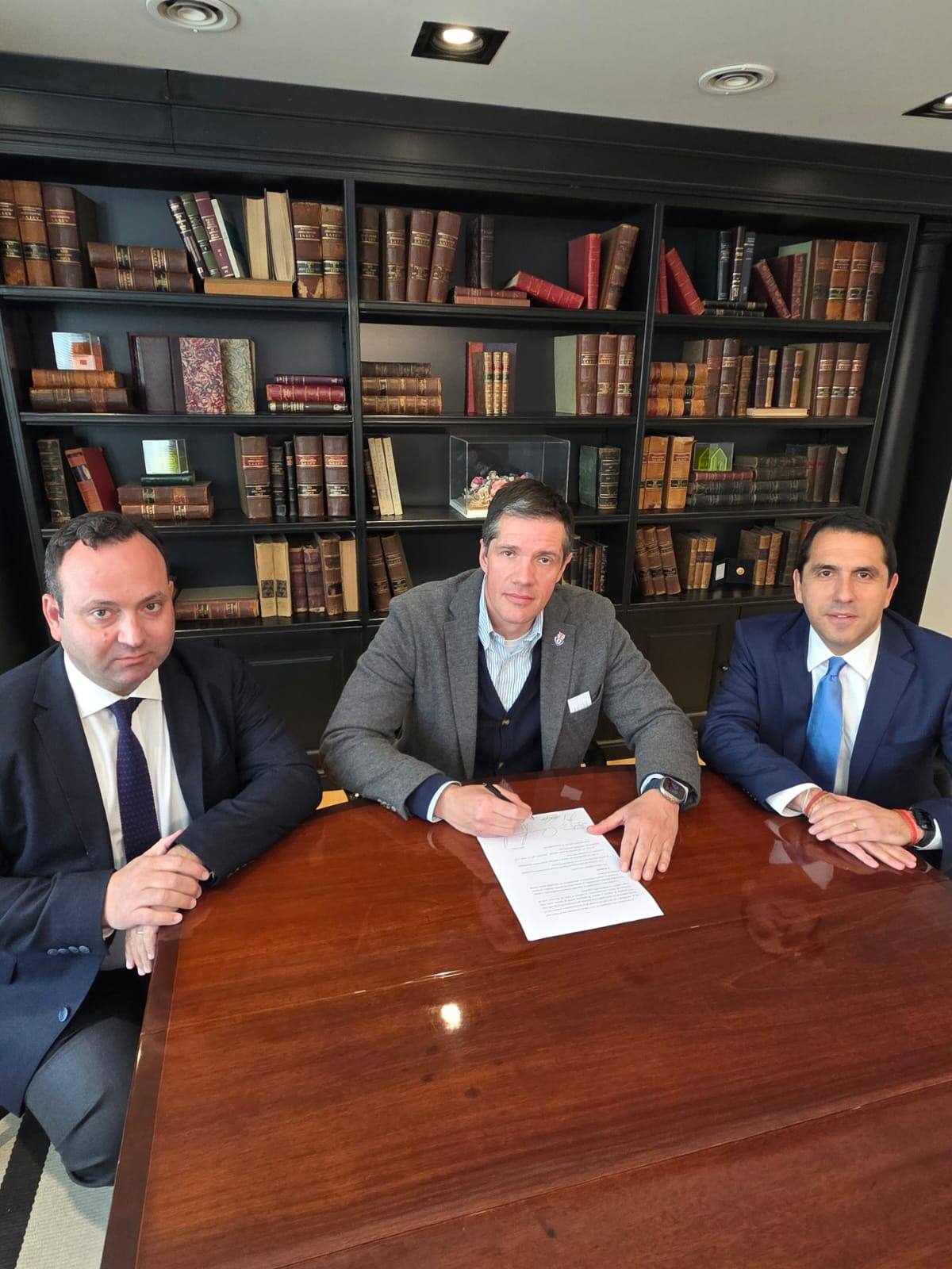 De izquierda a derecha: José Ramón Correa, Michael Clark y Jorge Arredondo. Foto: Comunicaciones U. de Chile