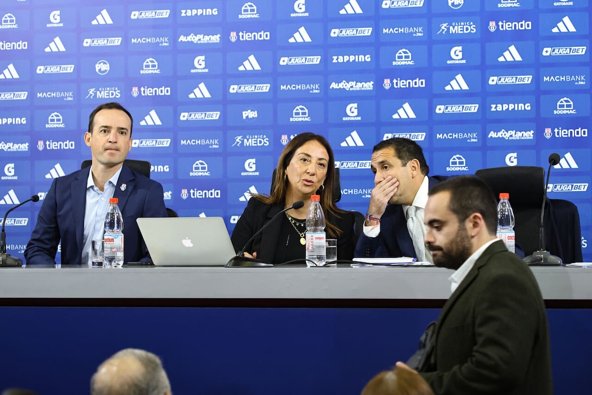 Ignacio Asenjo, Cecilia Pérez y Jorge Arredondo en la junta de accionistas de la U.