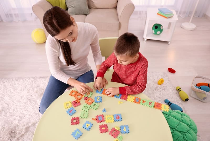 Revisa cuáles son los requisitos, el costo del programa y qué deben hacer las babysitter. Créditos: Canva.