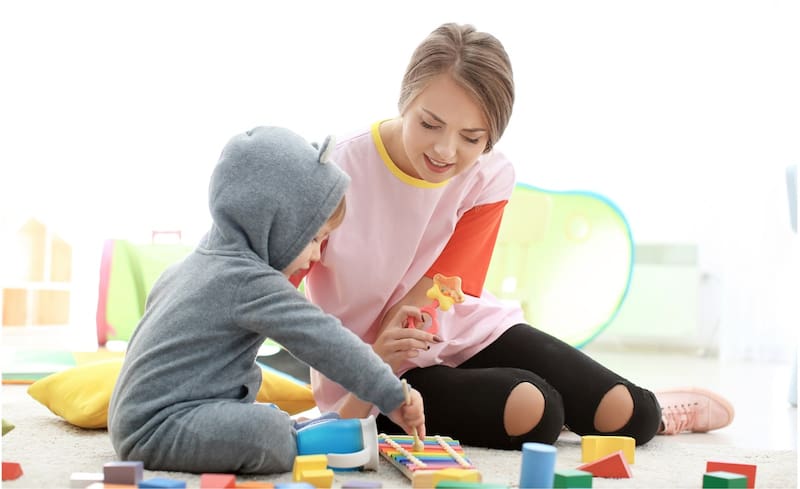 Las niñeras de intercambio pueden ganar hasta 215 dólares a la semana y tienen derecho a vacaciones pagadas. Créditos: Canva.