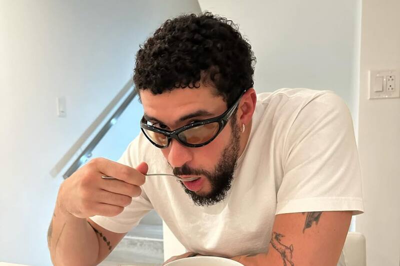 es uno de los artistas urbanos más escuchados por los chilenos. Créditos: Instagram @badbunnypr.