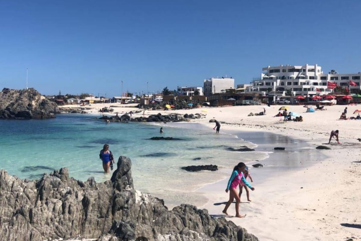 La playa, reconocida por sus tonalidades turquesa, sorprendió con malos olores y aguas turbias en los últimos días. Imagen referencial. Créditos: Google Maps.