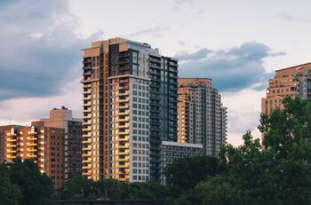 Estas son las comunas de la RM que lideran la baja de precios para comprar departamentos de entrega inmediata