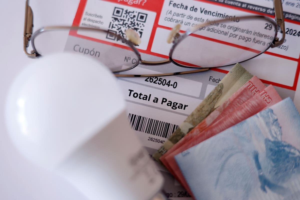 El biministro de las carteras de Energía y Economía explicó cómo y cuándo podrían aplicarse rebajas en las boletas mensuales tras el alza que se espera para las próximas semanas. Créditos: Raul Zamora/Aton Chile