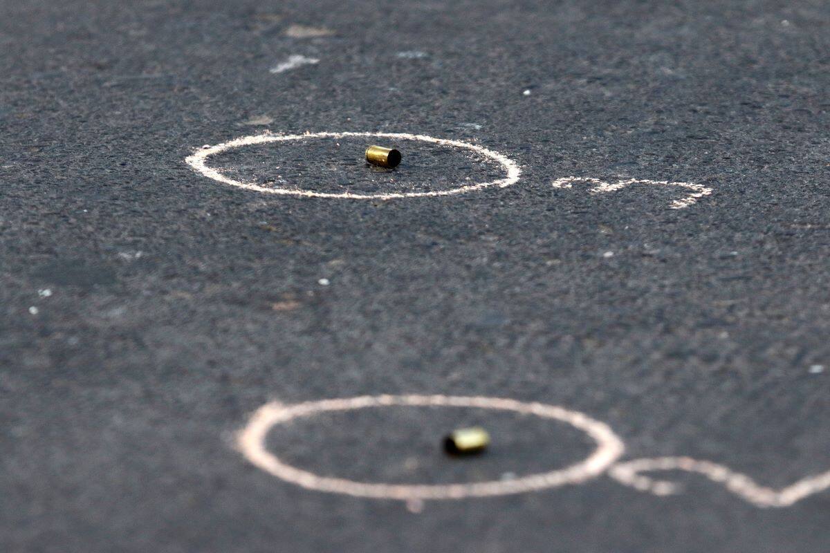 El conductor recibió tres de los diez disparos en su cuerpo.