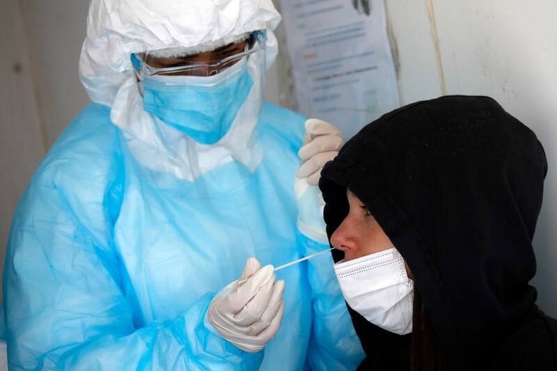 Revisa las cifras del coronavirus en Chile. Créditos: ATON