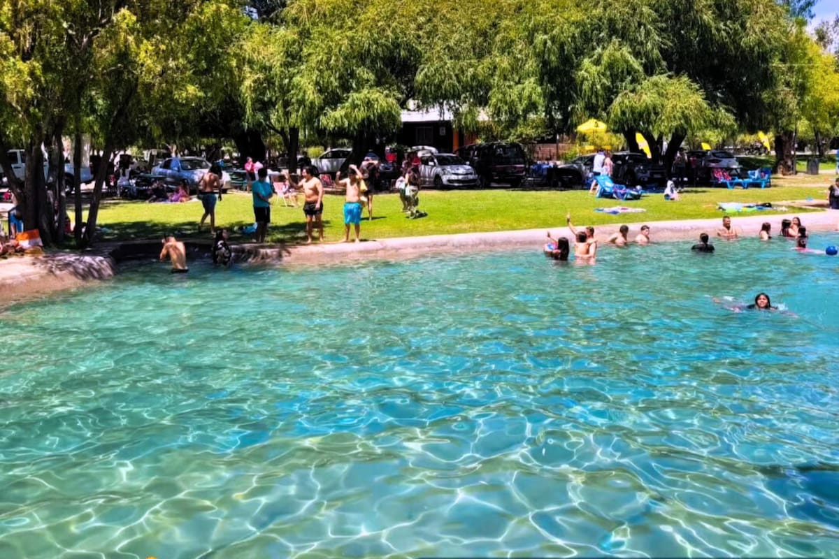El recinto ofrece bellas piscinas de agua transparente, ideales para escapar del calor de la zona central. Créditos: @balneario_aguasanta vía Instagram.