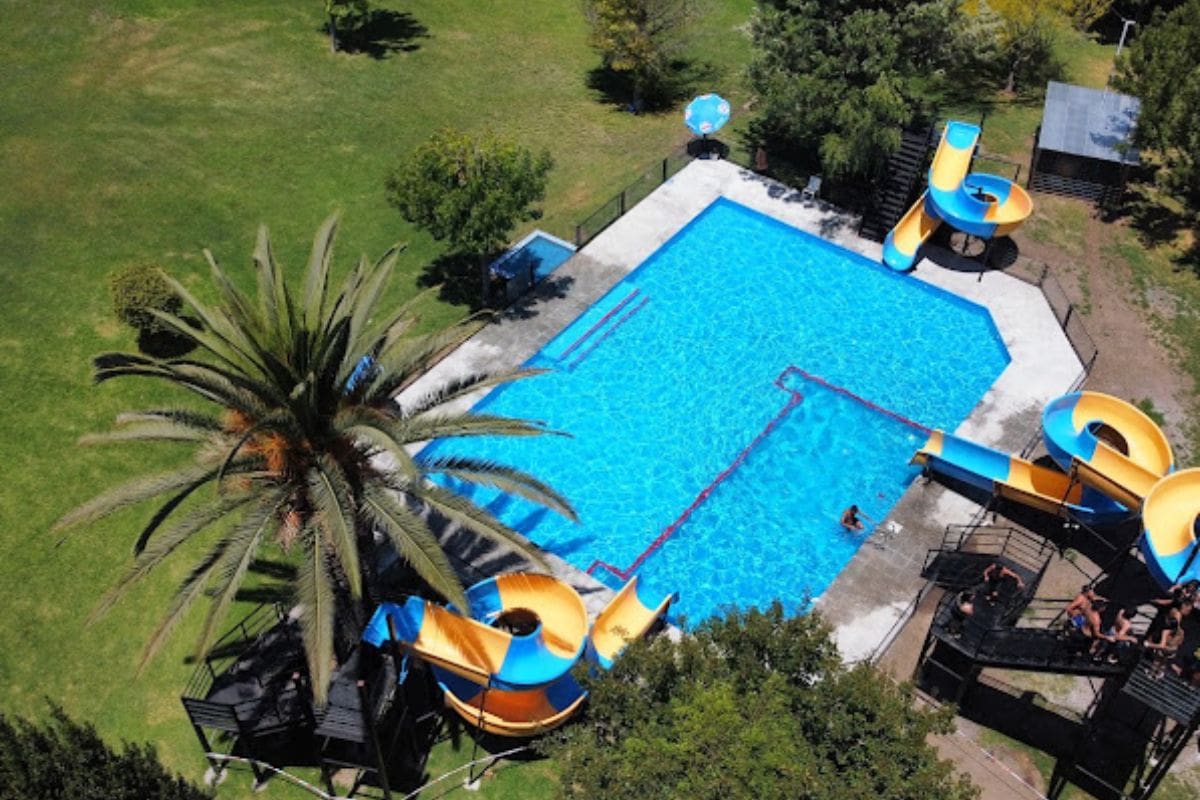 Cuenta con piscinas para grandes y chicos, toboganes, canchas de fútbol y tenis, quinchos y zona de camping.
Créditos: Google Maps.