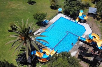 A 45 minutos de Santiago: Este es el increíble balneario que puedes visitar en primavera