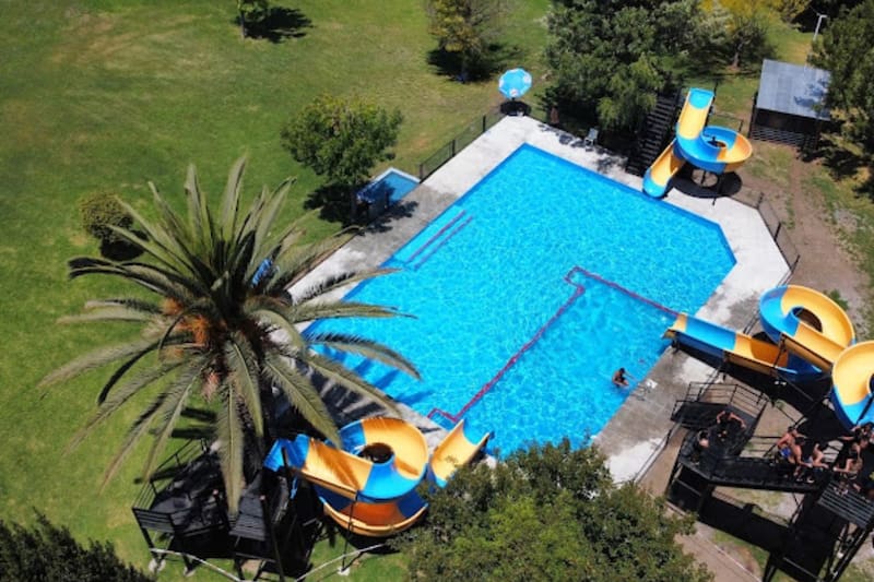 Cuenta con piscinas para grandes y chicos, toboganes, canchas de fútbol y tenis, quinchos y zona de camping.
Créditos: Google Maps.