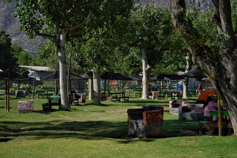 Ofrece una piscina natural apta para el baño, sombras generosas y panoramas para todos los integrantes de la familia.
Créditos: Balneario Las Vertientes.