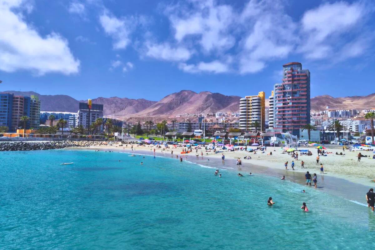 Una de las grandes playas que ofrece la ciudad. Créditos: Google Maps.