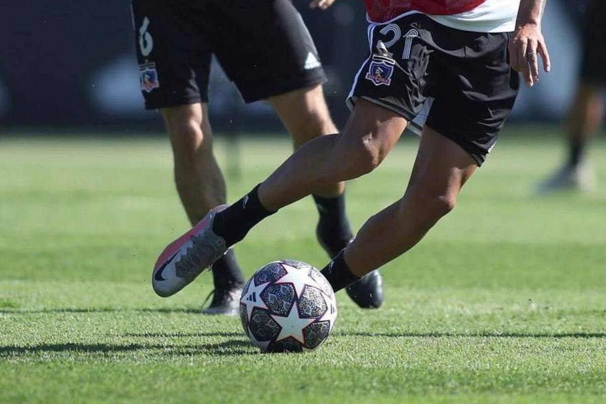 En Colo Colo practicaron durante la última semana con el balón de la despedida Esteban Paredes.