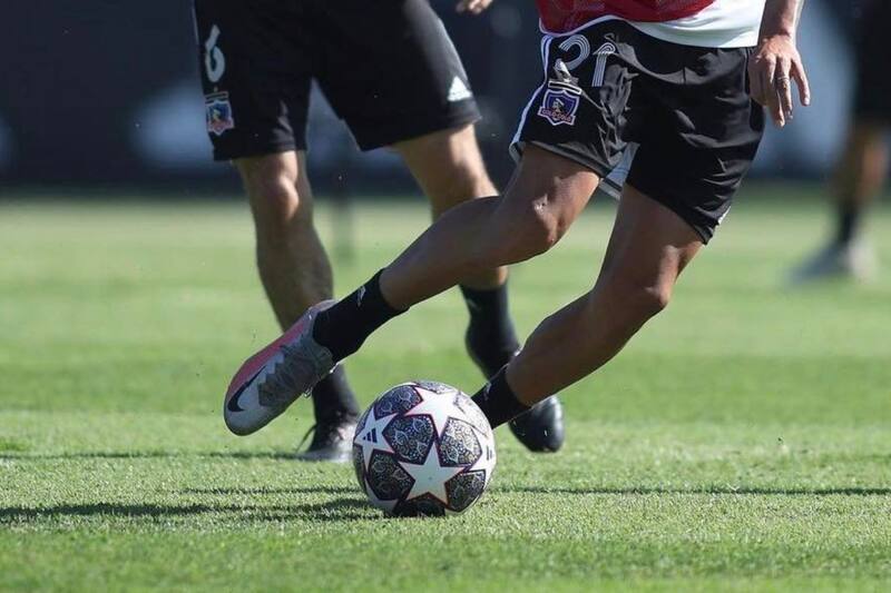 En Colo Colo practicaron durante la última semana con el balón de la despedida Esteban Paredes.
