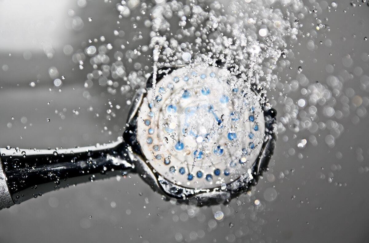 Tres increíbles efectos que ocurren en el cuerpo al bañarse con agua fría